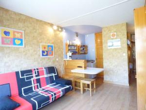 un soggiorno con un divano e un tavolo di Studio confortable pour 4 pers, accès direct galerie et pistes, ascenseur - FR-1-602-75 ad Arette