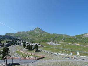 uma vista para uma colina com montanhas ao fundo em Studio Arette, 1 pièce, 4 personnes - FR-1-602-75 em Arette