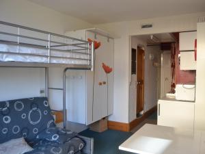 Zimmer mit einem Etagenbett und einem Stuhl in der Unterkunft Studio confortable pour 3 pers, balcon, Arcs 1800 - FR-1-411-681 in Bourg-Saint-Maurice