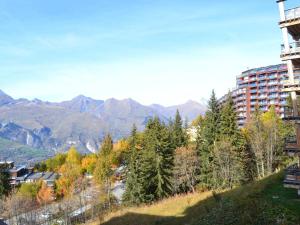 ein Blick auf eine Stadt mit Bergen im Hintergrund in der Unterkunft Studio confortable pour 3 pers, balcon, Arcs 1800 - FR-1-411-681 in Bourg-Saint-Maurice