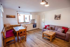 salon z kanapą i stołem w obiekcie Apartment Almglück w mieście Ehrwald