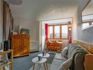 een woonkamer met een bank en een tafel bij Appartement Val Thorens, 3 pièces, 4 personnes - FR-1-637-19 in Val Thorens