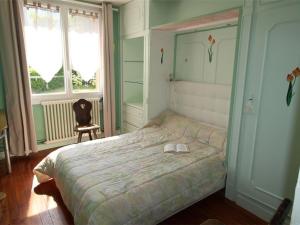 sypialnia z łóżkiem i krzesłem oraz 2 oknami w obiekcie Appartement Bagnères-de-Luchon, 3 pièces, 6 personnes - FR-1-313-177 w mieście Luchon
