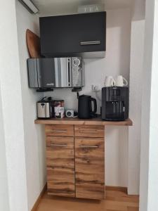 eine Küche mit zwei Mikrowellen auf einem Holzschrank in der Unterkunft Gästeapartment Pfaff in Rottweil