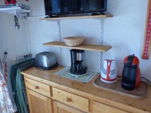 a kitchen counter with a coffee maker and a microwave at Studio Saint-Jean-de-Sixt, 1 pièce, 4 personnes - FR-1-458-152 in Saint-Jean-de-Sixt