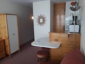 a room with a white table and a mirror at Studio 4 pers avec balcon sur les pistes, parking gratuit, casier à skis et kitchenette aménagée - FR-1-602-32 in Arette