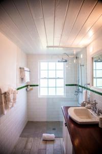 baño con lavabo y ventana en Weatherills Hotel, en Cedar Grove