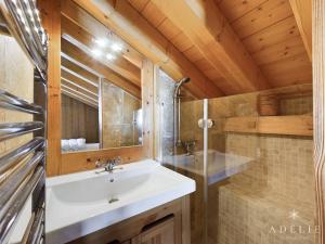 Koupelna v ubytování Appartement 4 pièces, centre station, 8-10 personnes, cheminée, WIFI - FR-1-398-640 + 4 fotografie