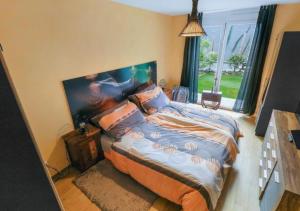 ein Schlafzimmer mit einem Bett und einem großen Fenster in der Unterkunft Bel appartement avec parking souterrain sur place in Martigny-Ville
