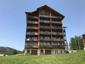 a tall apartment building on top of a hill at Appartement Le Dévoluy, 2 pièces, 6 personnes - FR-1-525-195 in Le Dévoluy