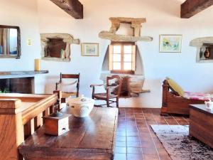 - un salon avec une table et des chaises en bois dans l'établissement Villa Piedicorte-Di-Gaggio, 4 pièces, 6 personnes - FR-1-61-556, à Sortipiani