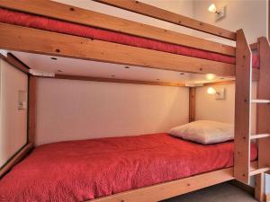 a bedroom with two bunk beds with red sheets at Appartement Le Dévoluy, 2 pièces, 6 personnes - FR-1-525-195 in Le Dévoluy