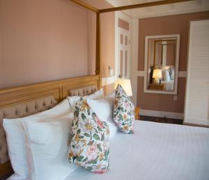 Rúm í herbergi á Weatherills Hotel
