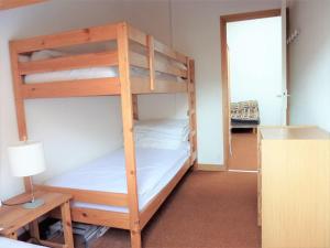 Postel nebo postele na pokoji v ubytování Grand appartement 3 pièces, proche des pistes, 8 couchages, accès piscine - FR-1-573-34 + 16 fotografií