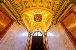Adagio Downtown Rooms في بودابست: ممر بسقف ذهبي وباب