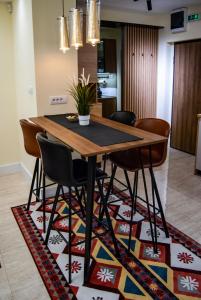 un tavolo da pranzo con sedie su un tappeto di N10 Apartment a Belgrado