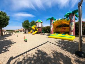 a park with a playground with a slide at Belle villa de Vacances en angle climatisée, domaine TAMARIS, 4 chambres 7-9 couchages, Wifi, accès aux piscines payant, 900m de la mer LRTAMQ10 in Portiragnes