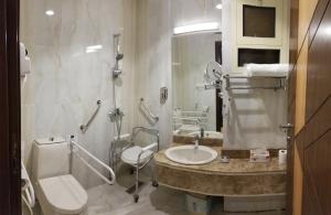 Uma casa de banho em Makkah Jewel Hotel