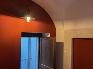 Zimmer mit Tür und Decke in der Unterkunft Civico16 Appartamento in LʼAquila