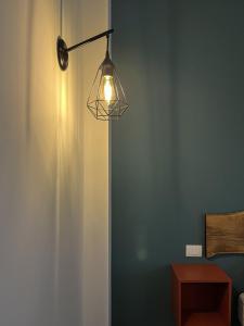 ein Licht hängt an einer Wand in einem Raum in der Unterkunft Civico16 Appartamento in LʼAquila
