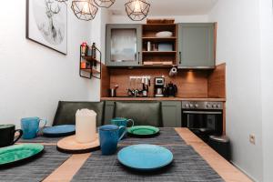 una cocina con una mesa con placas azules. en CozyStay - Gemütliche Wohnung im Oberharz, en Sankt Andreasberg