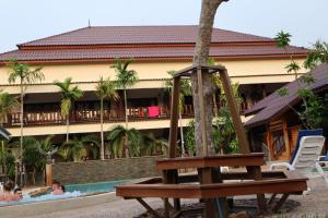 einen Spielplatz vor einem Resort in der Unterkunft Krabi Klong Muang Bay Resort in Klong Muang Beach