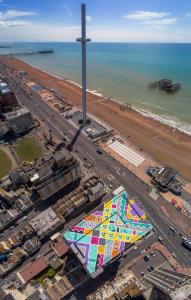 - une vue aérienne sur une plage avec un grand cerf-volant dans l'établissement Holiday Inn Brighton Seafront, an IHG Hotel, à Brighton et Hove