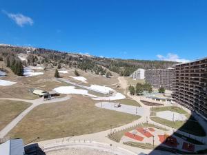 an aerial view of a building and a park at Appartement Le Dévoluy, 1 pièce, 4 personnes - FR-1-525-232 in Le Dévoluy