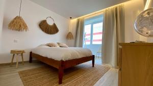 เตียงในห้องที่ Chillin Santa Cruz Apartment - Close to beach retreat