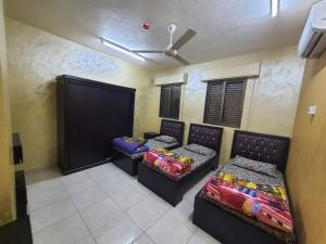Camera con 2 letti e ventilatore a soffitto. di العاصم للشقق الفندقية ALASEM HOTEL APARTMENTS ad Aqaba Altre 16 foto