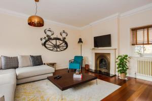 a living room with a couch and a table at Luxury 2 Bedroom Apartment in London Bridge in London