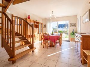 een keuken en eetkamer met een tafel en een trap bij Villa Carnac, 5 pièces, 8 personnes - FR-1-477-50 in Carnac
