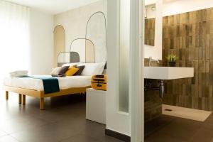 una camera con letto e lavandino di CinqueStanze Affittacamere a Messina