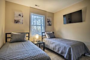 1 dormitorio con 2 camas y TV de pantalla plana en Raleigh Home Near Dining and Shops!, en Raleigh