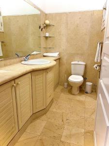 een badkamer met een wastafel, een toilet en een spiegel bij South marina apartment MS10 Wi-Fi available in Hurghada