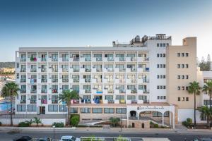 duży biały budynek z palmami przed nim w obiekcie Hotel Santa Maria Playa w Cala Millor