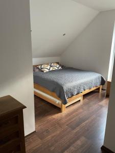 1 dormitorio con 1 cama en una habitación pequeña en StellaHouse, en Radešín