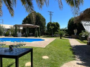 een tafel met wijnglazen naast een zwembad bij Casa La Nava in Olite