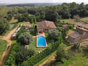 Bazén v ubytování Turisme Rural - Mas Vilà - Monells nebo v jeho okolí