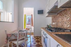 a kitchen with a stove and a counter top at Hotiday Siracusa A'Storia in Syracuse
