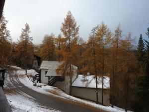 a house on a snow covered road with trees at Appartement Les Orres, 1 pièce, 4 personnes - FR-1-322-390 in Les Orres