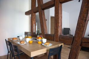 une table en bois avec de la nourriture et des oranges dans l'établissement La Pomme du Président I, à Sélestat