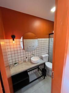 uma casa de banho com um lavatório e um WC em Pousada Primavera na Parnaíba