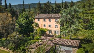 una vista aérea de una casa grande con árboles en VILLA METELLIANO 10, Emma Villas, en Cortona