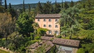z góry widok na duży dom z drzewami w obiekcie VILLA METELLIANO 10, Emma Villas w mieście Cortona