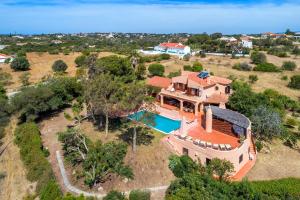 - une vue aérienne sur une maison avec une piscine dans l'établissement Casa Monte Novo, à Lagoa