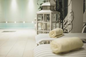 En eller flere senger på et rom på Hotel Hirschen