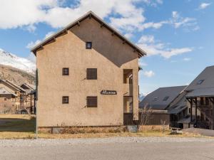 un viejo edificio sentado al lado de una calle en Appartement Le Monêtier-les-Bains, 3 pièces, 6 personnes - FR-1-330F-138, en Le Monêtier-les-Bains