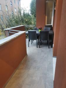 balcón con mesa y sillas en el patio en Residenze Niguarda E, en Milán