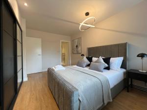 ein Schlafzimmer mit einem großen Bett in einem Zimmer in der Unterkunft Stunning Apartment at Glasgow Hydro & SECC - Glasg in Glasgow